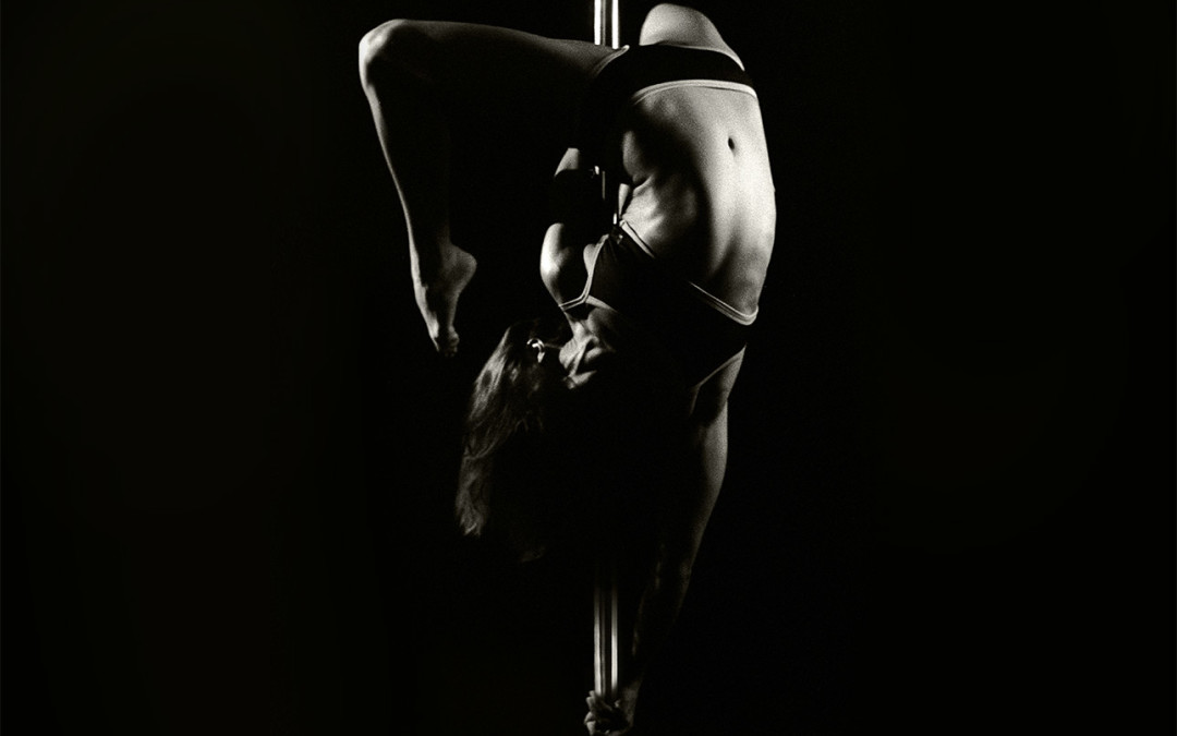 pole dancer do an upside down pose
